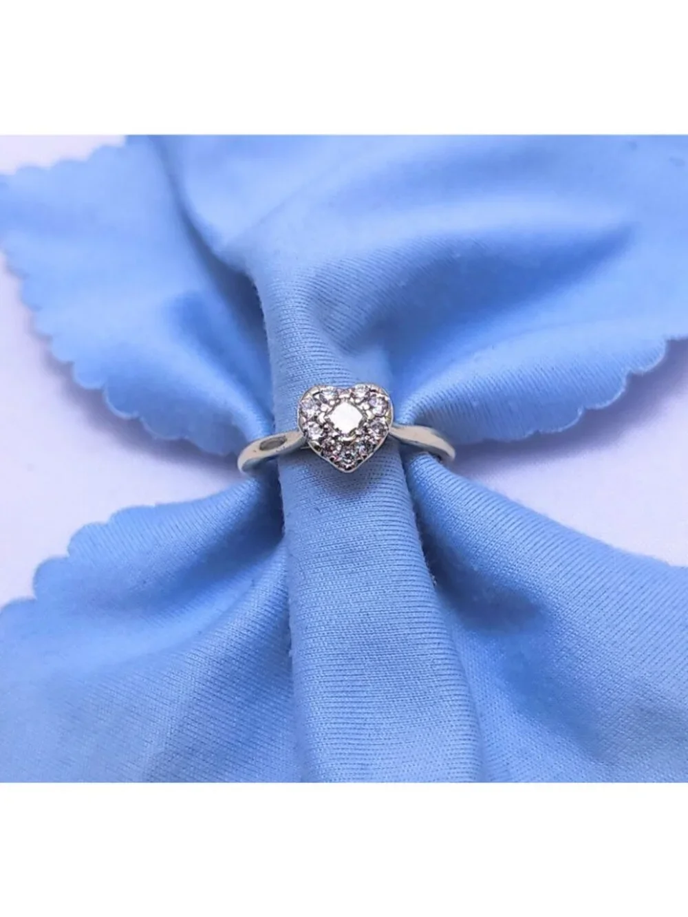 Beautiful 14K Karat Solid White Gold Designer Diamond Heart Ring - Size 6